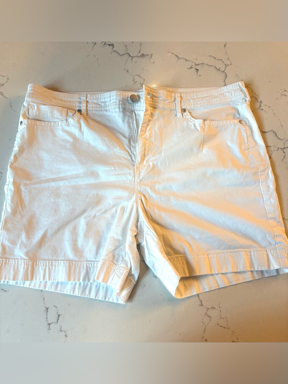 Bandolino Amalia White Bermuda Shorts Women’s Size 14